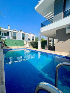 Çeşme luxurious villa with pool directly by the sea